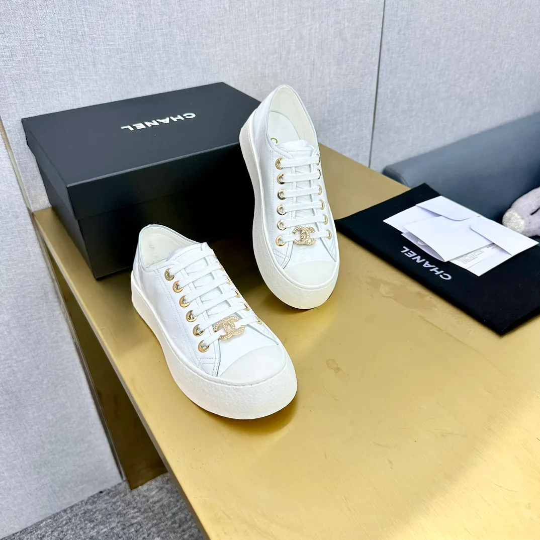 P440👟👟 Top version, original quality! ! ! Chanel Chanel - 2024 biscuit shoes, the top casual sports shoes in the counter, this classic design; the upper is electro-embroidered with a variety of craftsmanship; the outsole is fashionable and sporty; the unusual inclusion of a variety of color elements... The diversified mix and match is very good-looking and versatile, casual, fashionable, sports and outdoor can be taken into account... ꫛꫀꪝ Go➫ Material: ❶Upper made of: original first-layer cowhide ❷Inside made of: sheepskin ❸Outsole is based on: original TPU combination outsole, full set of boutique packaging for women 35–40